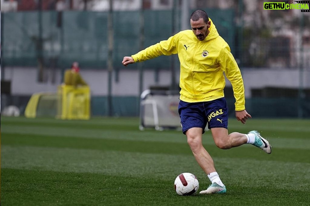 Leonardo Bonucci Instagram - First Training 🟡🔵 #LB19 Fenerbahçe Spor Kulübü Samandıra Can Bartu Tesisleri
