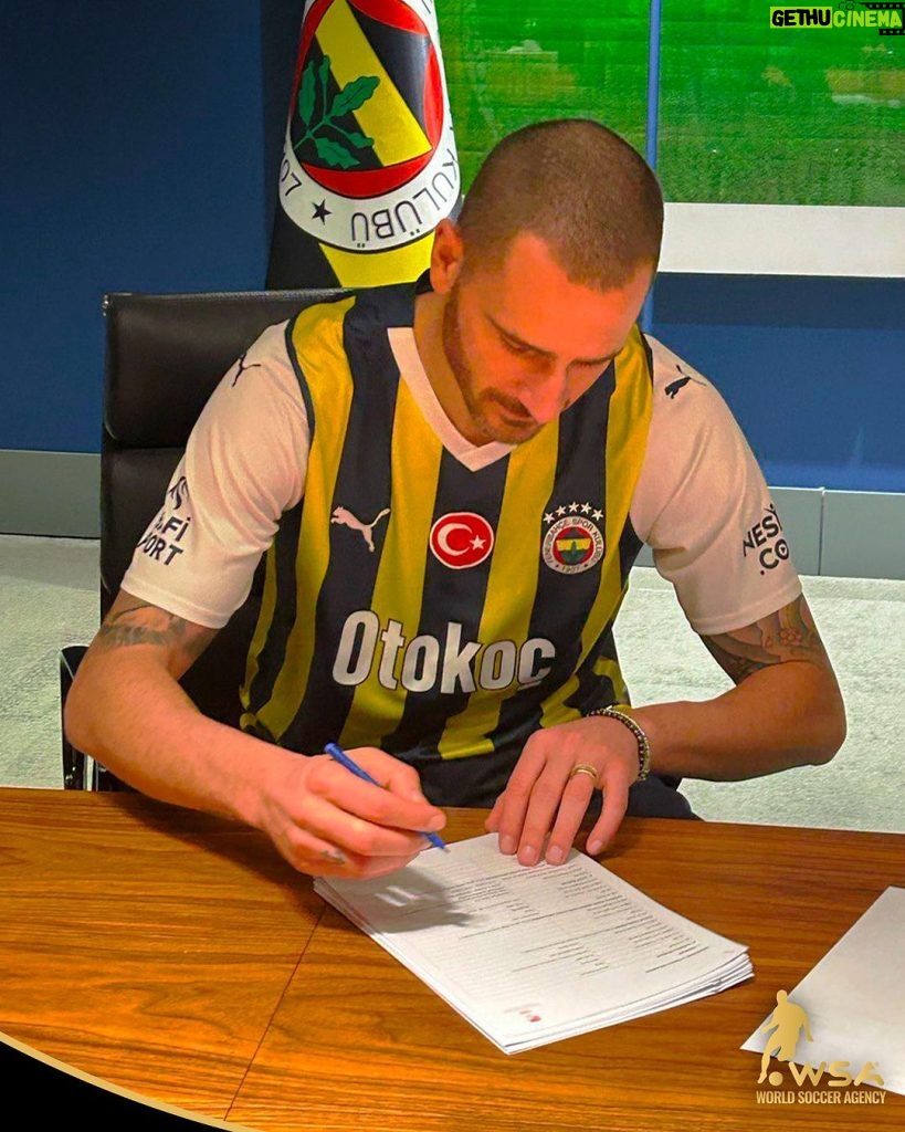 Leonardo Bonucci Instagram - 📸 | DEAL DONE ✍️ Signing moment: good luck for this new chapter of your career Leonardo! 💪🇹🇷⚽️ #Bonucci | #Fenerbahce | #WSATransfer #MaçVarsaÜlkerVar #Transfer #SuperLig #Football #WorldSoccerAgency #WSA Fenerbahçe Şükrü Saraçoğlu Stadı