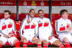 Leonardo Bonucci Instagram - In questa mia probabile ultima stagione mi ero prefissato di tornare a giocare con continuità e all’estero. L’Union mi ha offerto questa possibilità ma nel frattempo gli obiettivi del Club sono cambiati a stagione in corso e con grande rispetto fra tutti, presidente dirigenti e allenatore, si è deciso di continuare ognuno per la propria strada. 

Grazie a tutti i miei compagni e allo staff, una famiglia che mi ha reso più agevole la vita in questa mia inedita esperienza all’estero. 

Oggi cambio nazione, ma non obiettivi.
E per un’ultima volta permettetemi di urlare #EisernUnion!
_

In what is likely my last season, I had set out to return to playing regularly and abroad.
Union offered me this chance, but in the meantime, the Club’s objectives changed during the season and, with great respect among everyone, the president, executives, and coach, it was decided to go our separate ways.

Thank you to all my teammates and staff, a family that made my life easier in this unique experience abroad.

Today I change country, but not goals.
And for one last time, allow me to shout #EisernUnion!