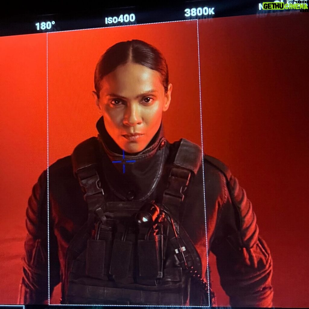 Lesley-Ann Brandt Instagram - @eulyncolettehufkie you did that. How incredible that our costume designer is South African. The laughs we had. Thank you for always keeping me warm 😂🇿🇦😘 Enjoy episode 1.