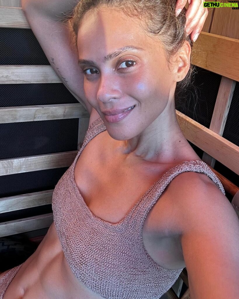 Lesley-Ann Brandt Instagram - Ok @yasharali post 3 on skin and it’s sunscreen. Yes EVERYONE should be wearing sunscreen everyday. Even if it’s not sunny. It seems so obvious but you also have to reapply. My fave is a brand from New Zealand called @skinnies_co and the one I use is the conquer. It’s also the only brand I use on my son pretty much. NZ has some of the harshest uva and uvb rays with skin cancer being the number one cancer in the country. The NZ government is very strict on sunscreen because of that. I also love that a scientist mother created for her kids who had sensitive skin. @skinnies_co #labskin #skincaretips #skincare