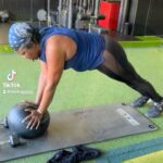 Leslie Jones Instagram - Yo i have been getting into it for the last couple of months! I love how i feel! Im never going back!! My body is a machine. And Ronnie from @fulhaus_club is my trainer. I LOVE IT!!