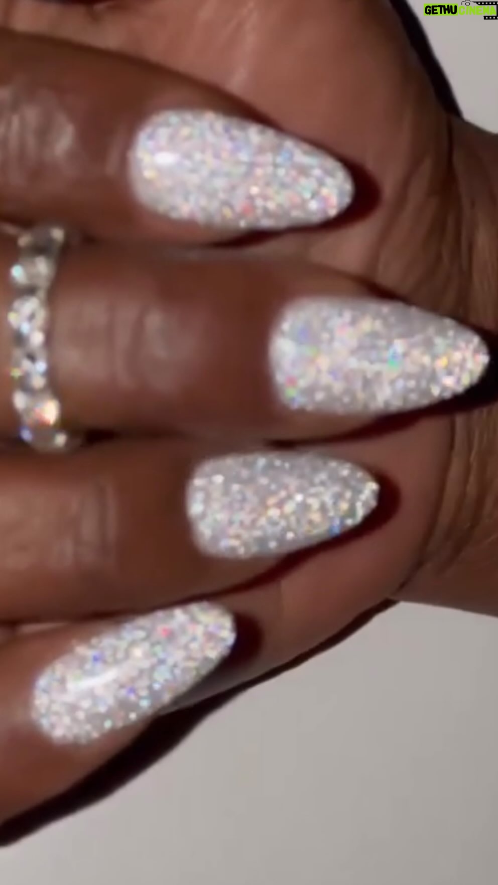 Leslie Jones Instagram - #manicure#russianmanicure#cleanmanicure#opi#cnd#cndshellac#shellac#gelmani#rubberbase#apres#presto#gelish#vbeauty#luxio#manicurelosangeles#manicurela laqué nail bar and beauty lounge