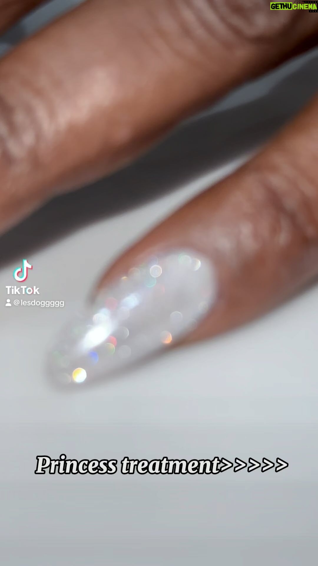 Leslie Jones Instagram - It’s so nice I had to post it twice I am obsessed right now!! @laquenailbar @laque_nails__guzal @s.siuzi.1111