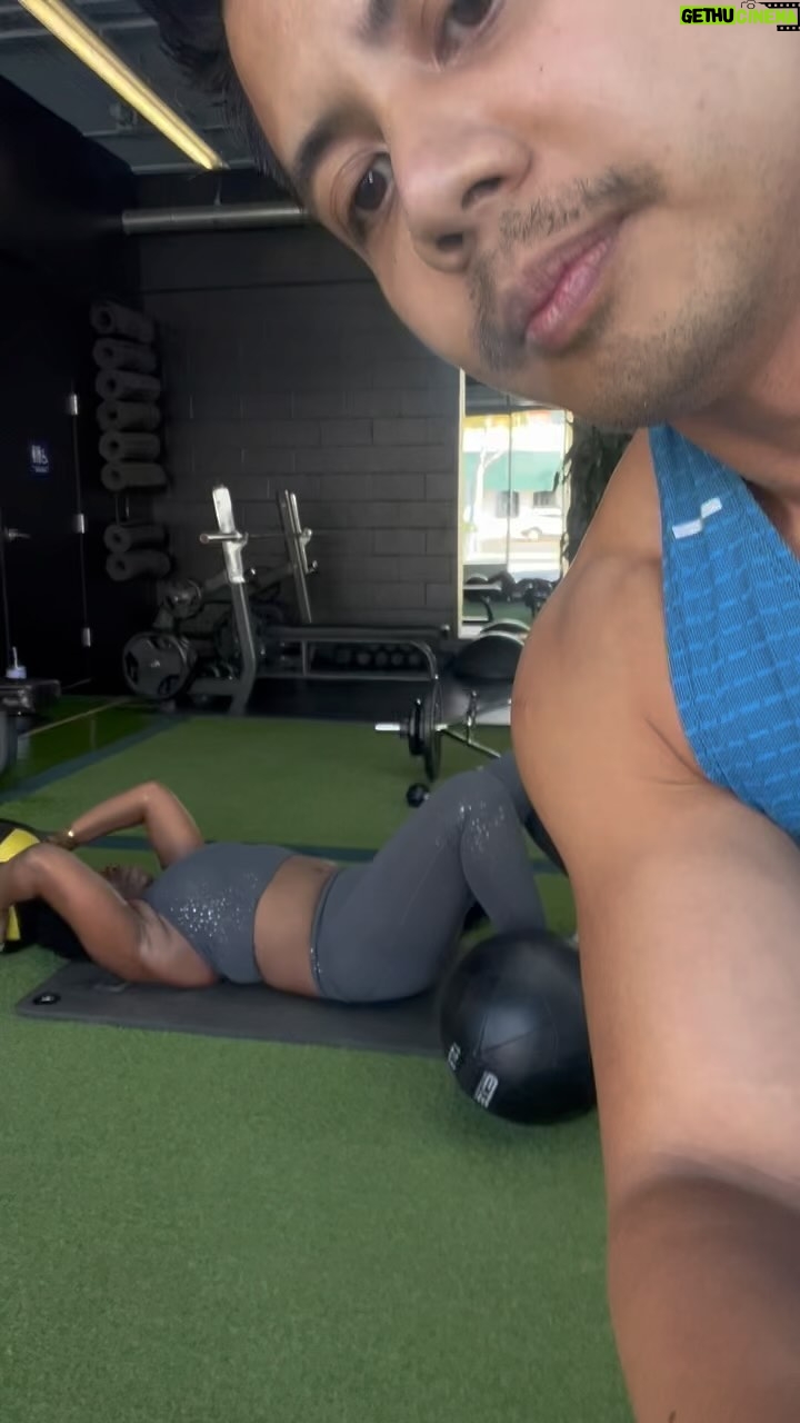 Leslie Jones Instagram - My trainer is cray lol @fulhaus_club