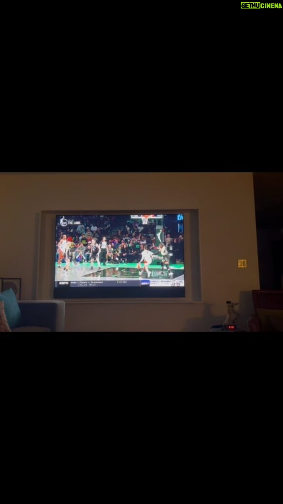 Leslie Jones Instagram - IM LOSING MY SHIT!! This game is a MONSTER MASH!! #WNBAFINALS