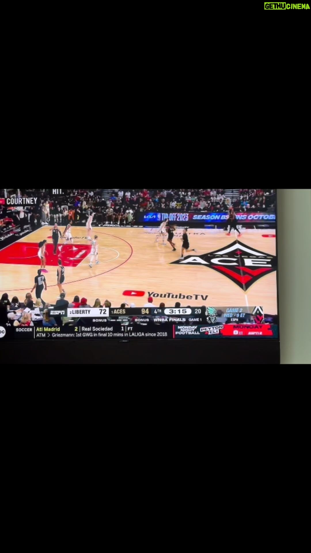 Leslie Jones Instagram - She got a tech yelling about the call! I think lol!! I love it!! This is gonna be a great series!! #WNBAFINALS
