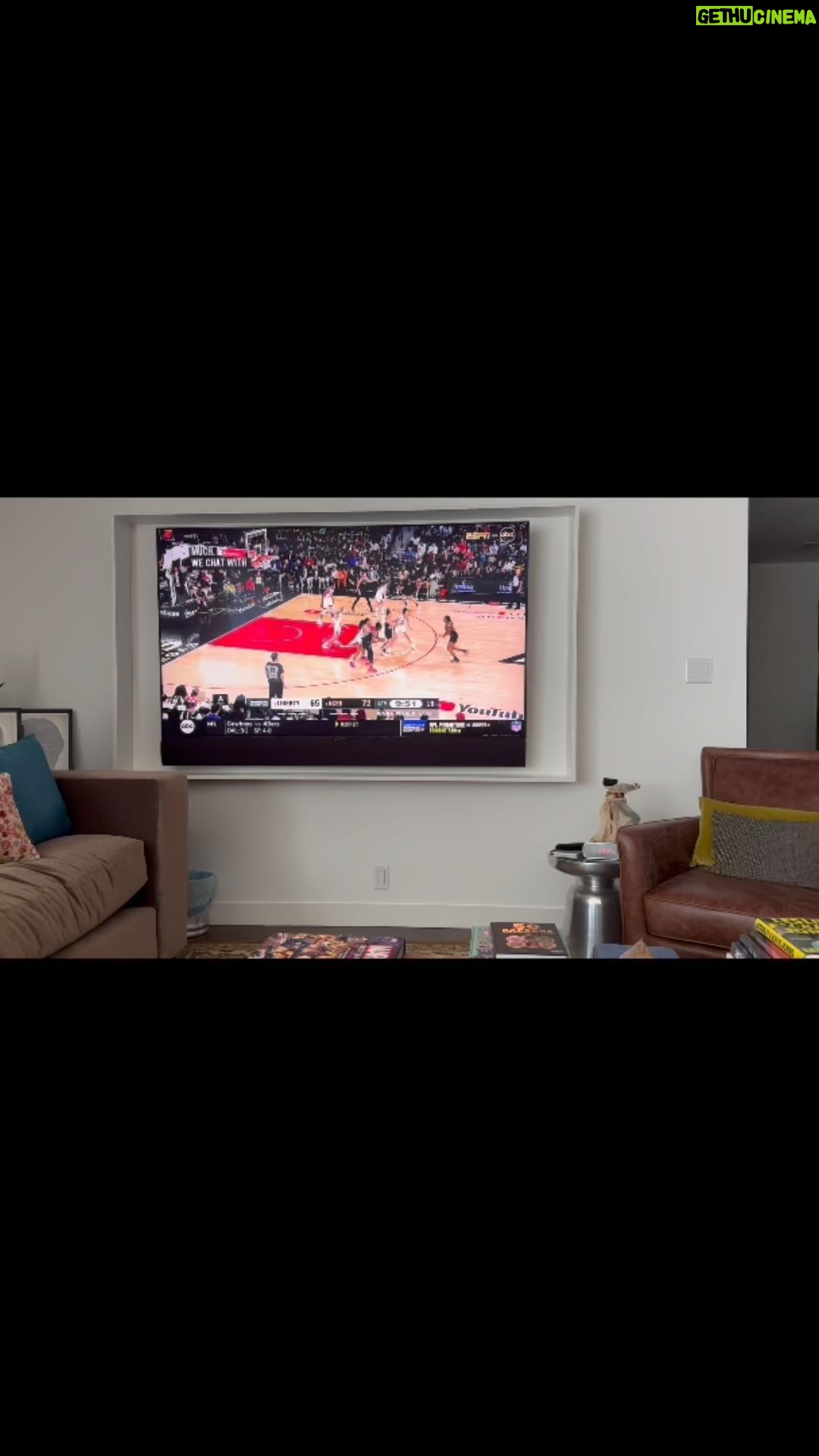 Leslie Jones Instagram - Man they playing soooo good!! This is a GREAT GAME!! #WNBAFINALS