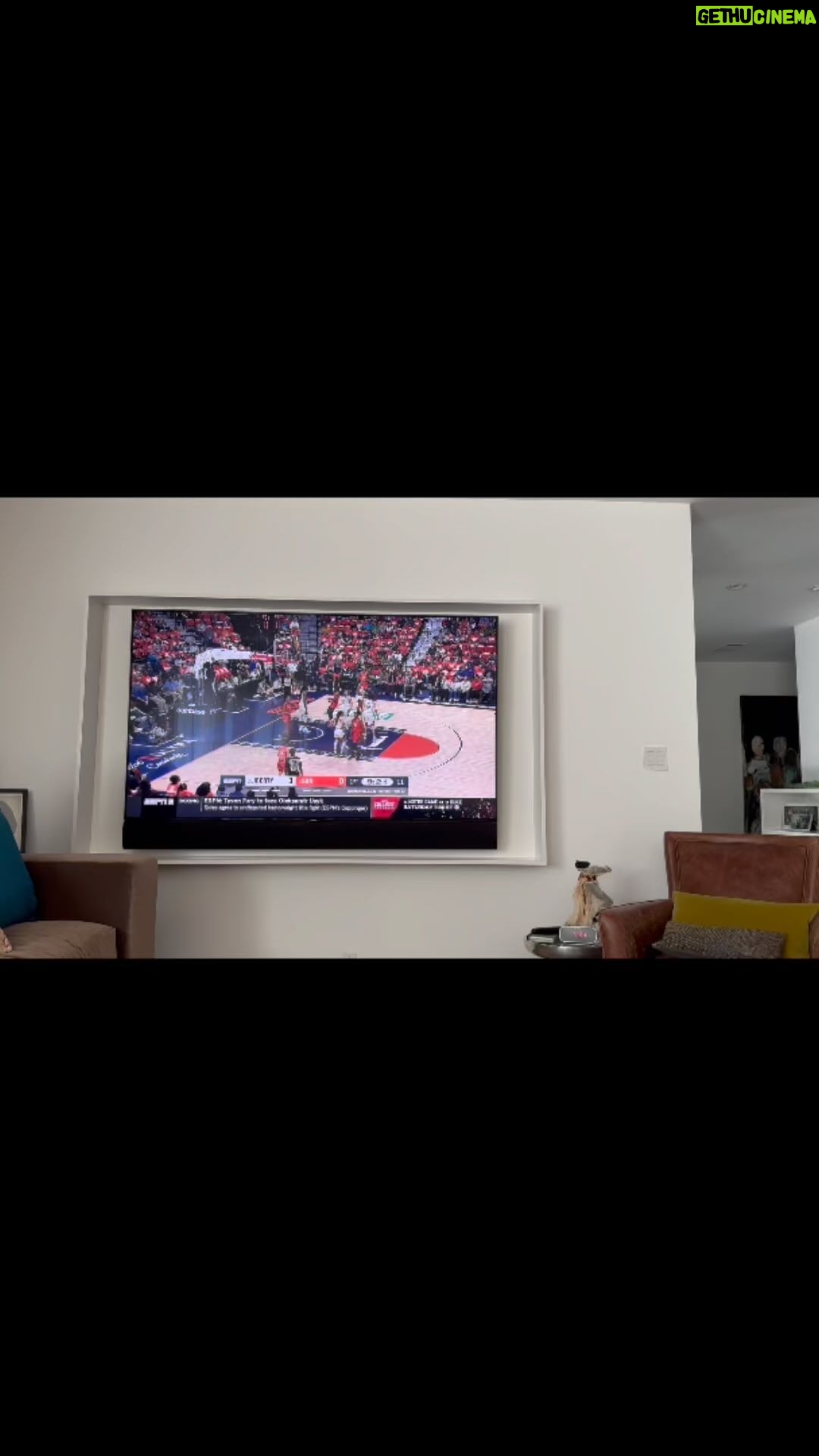 Leslie Jones Instagram - My two cents LMAOO!! #WNBAFINALS