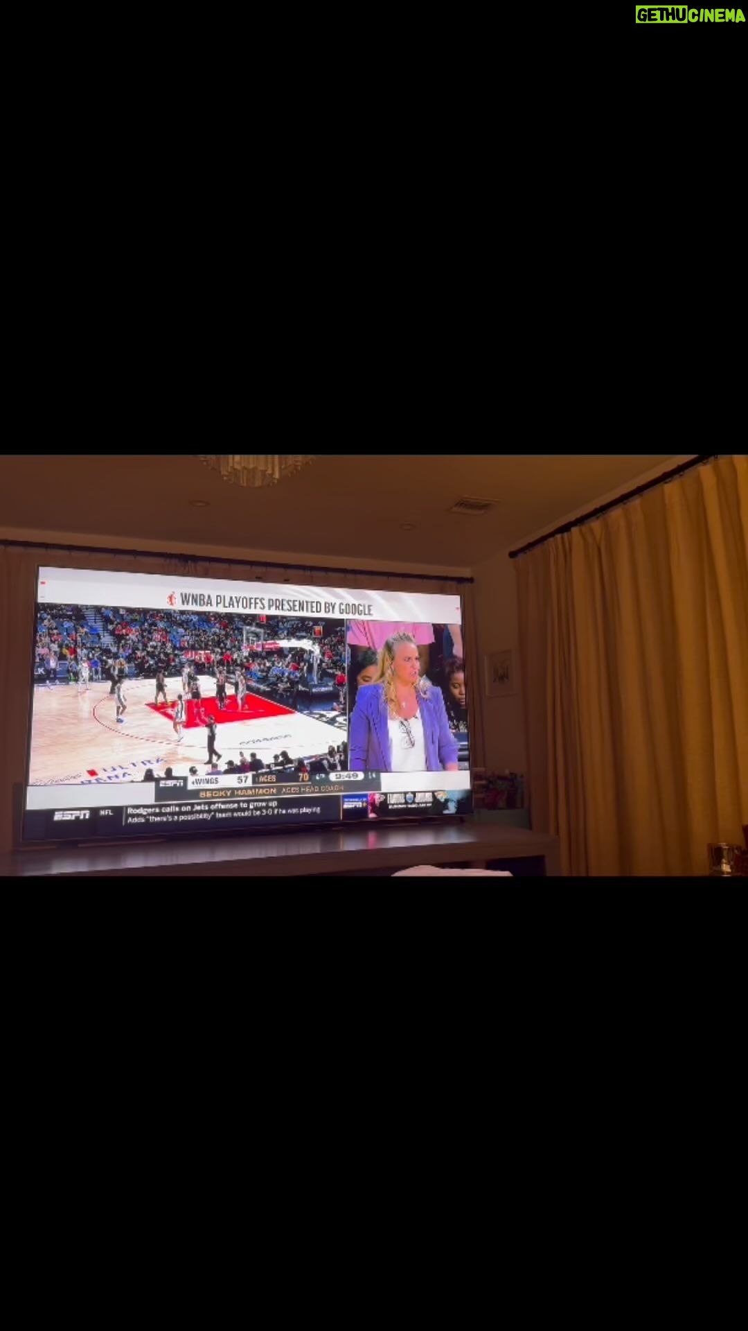 Leslie Jones Instagram - Man if y’all don’t let me coach damnit!! #WNBAFINALS