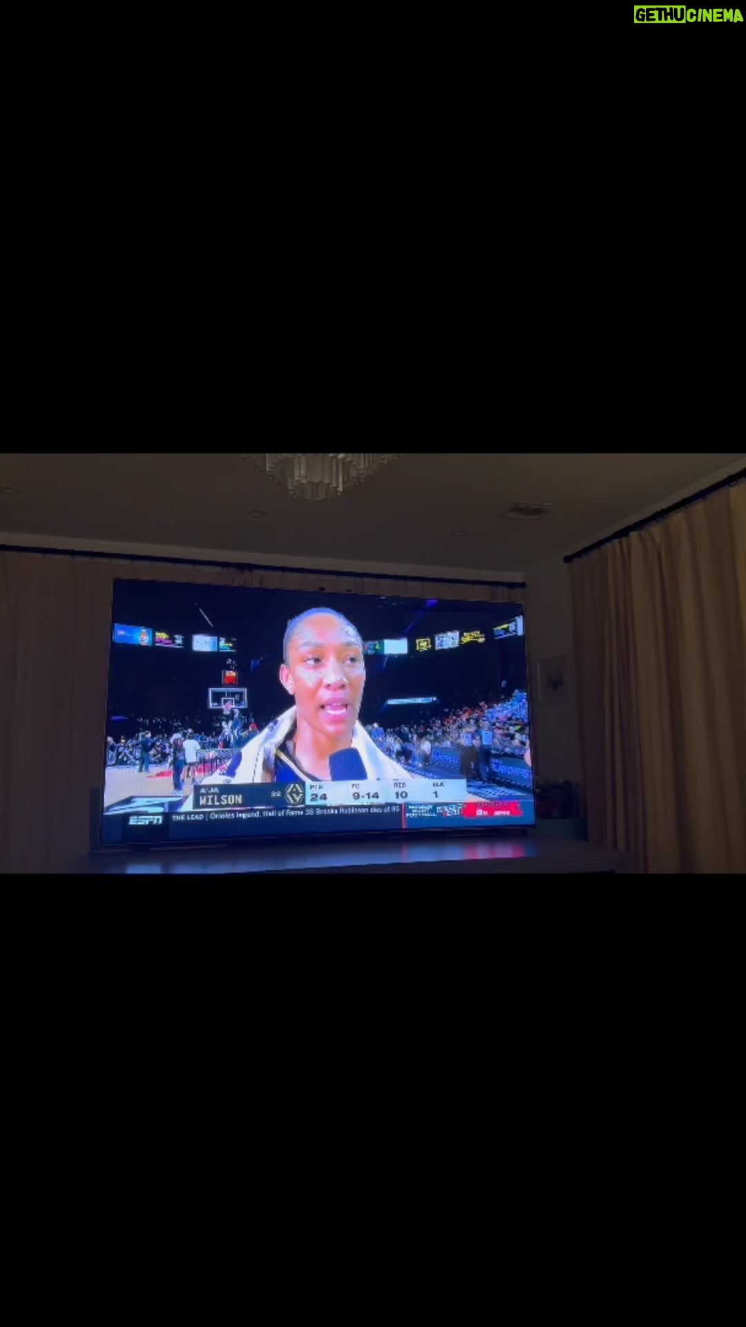 Leslie Jones Instagram - I love her!! She is beasting tonight!! #WNBAFINALS