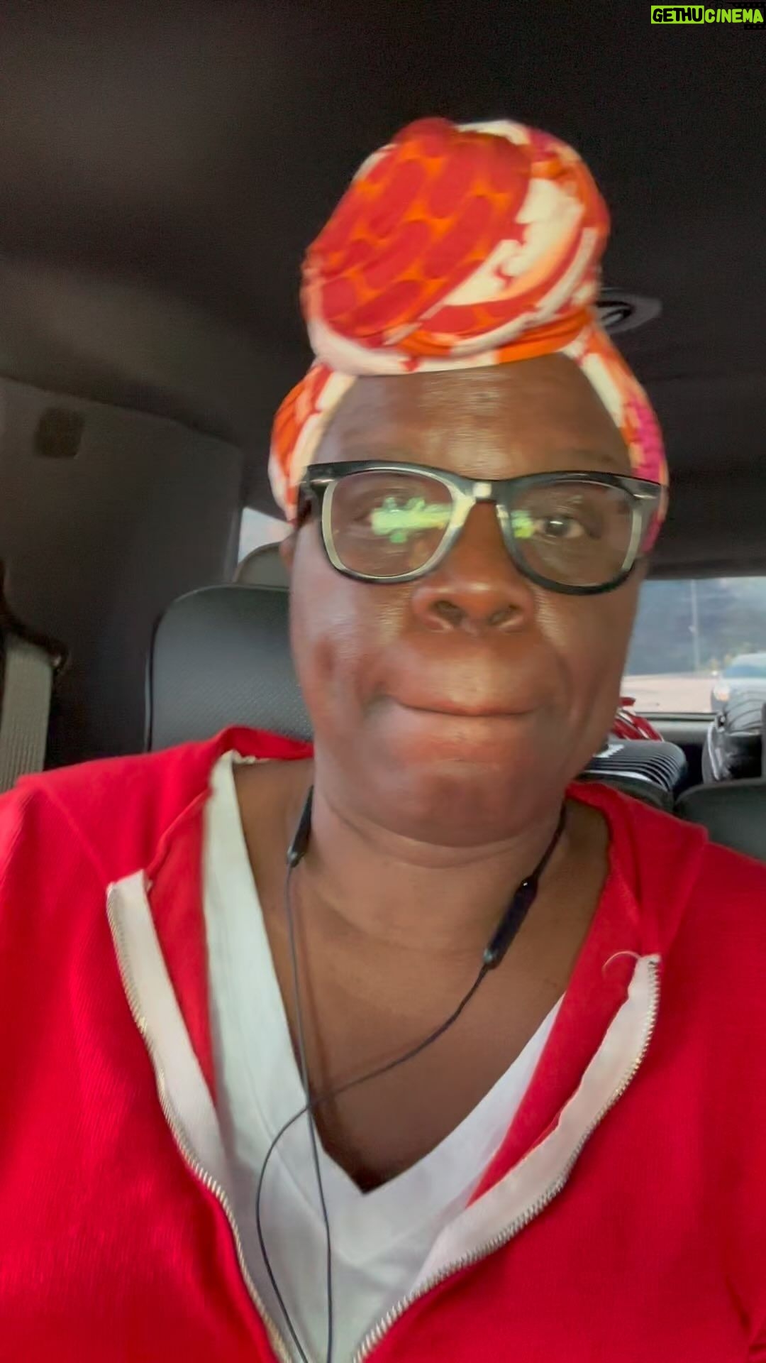 Leslie Jones Instagram - We in your city Toronto!! Let’s go!! @lennymarcusnyc