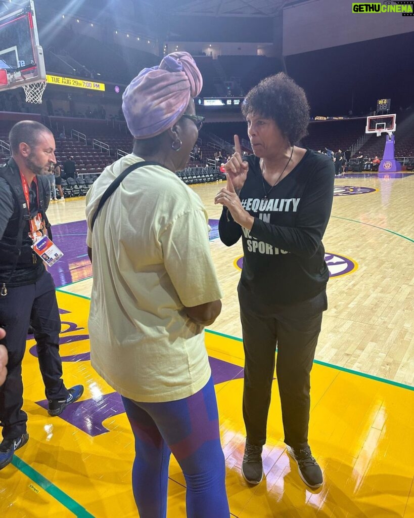 Leslie Jones Instagram - Yoooooo I met CHERYL MILLER!! I’m screaming!! She is a legend! Sometimes I can’t believe the folks I get lucky to meet!! @la_sparks played their asses off tonight!!