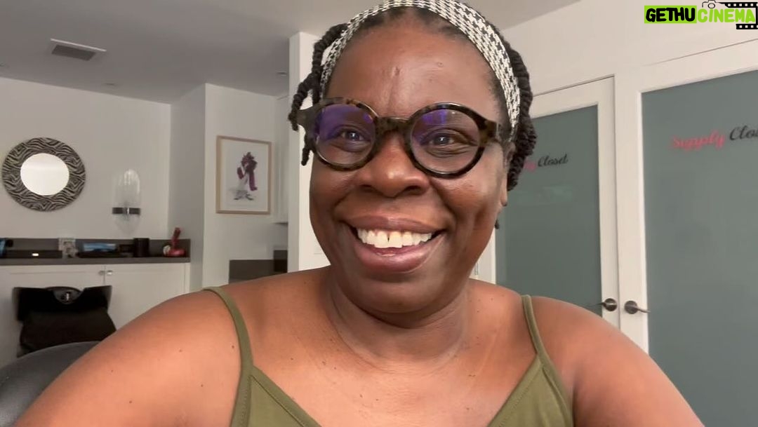 Leslie Jones Instagram - I do not know why people think I’m so good at this videos! But come join us this Friday 8/25 at 3:00pm PT on Talkshop Live. Remember to get your autographed copy of my book at the link in bio! @talkshoplive https://talkshop.live/watch/VlXaRlY13Tdv
