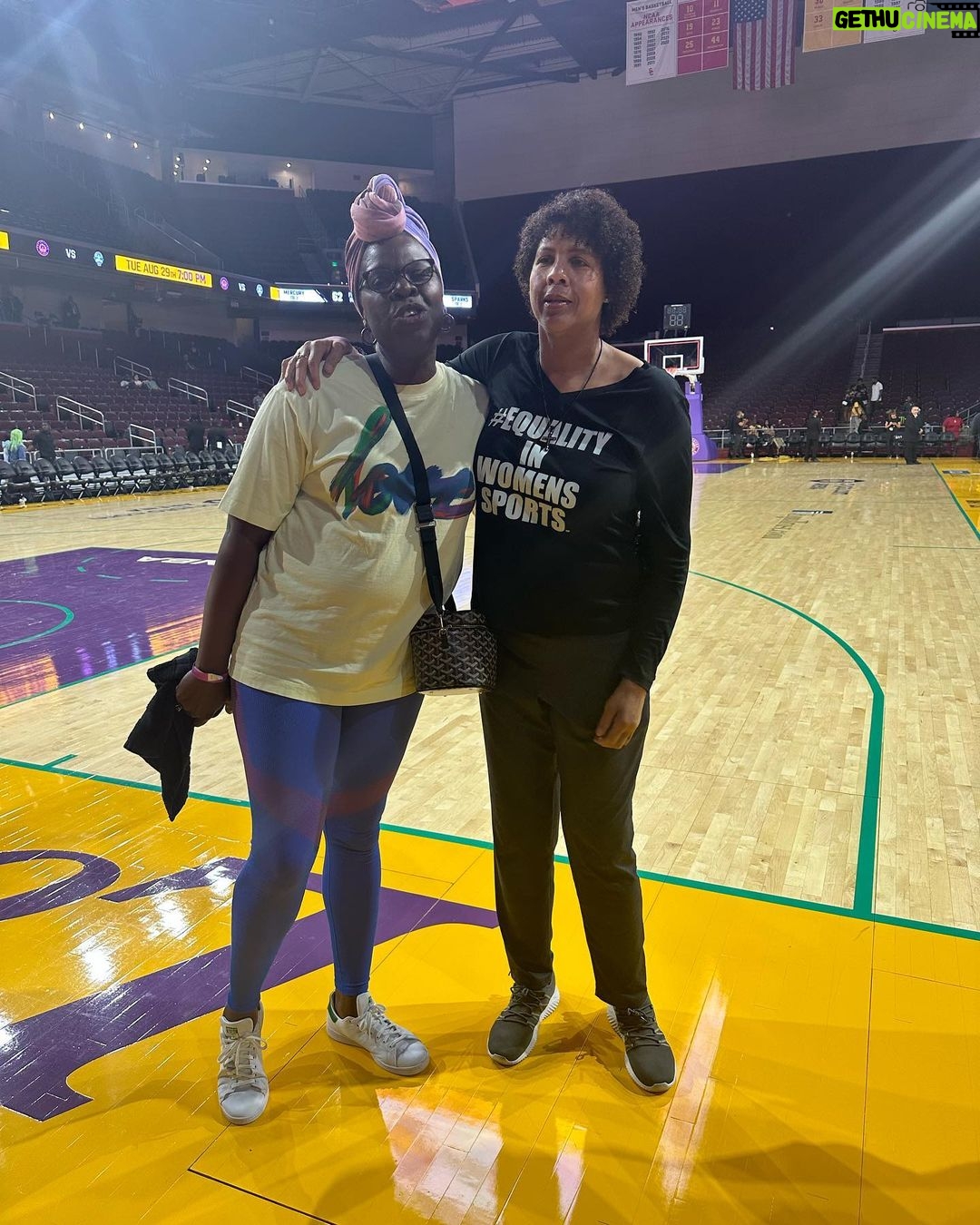 Leslie Jones Instagram - Yoooooo I met CHERYL MILLER!! I’m screaming!! She is a legend! Sometimes I can’t believe the folks I get lucky to meet!! @la_sparks played their asses off tonight!!