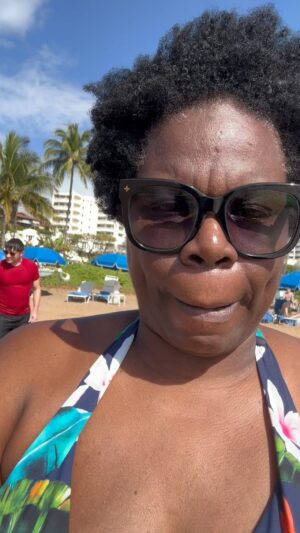 Leslie Jones Instagram - I like beach me!! 🥰🥰🥰 listen to those sounds!! #lovinhawaii