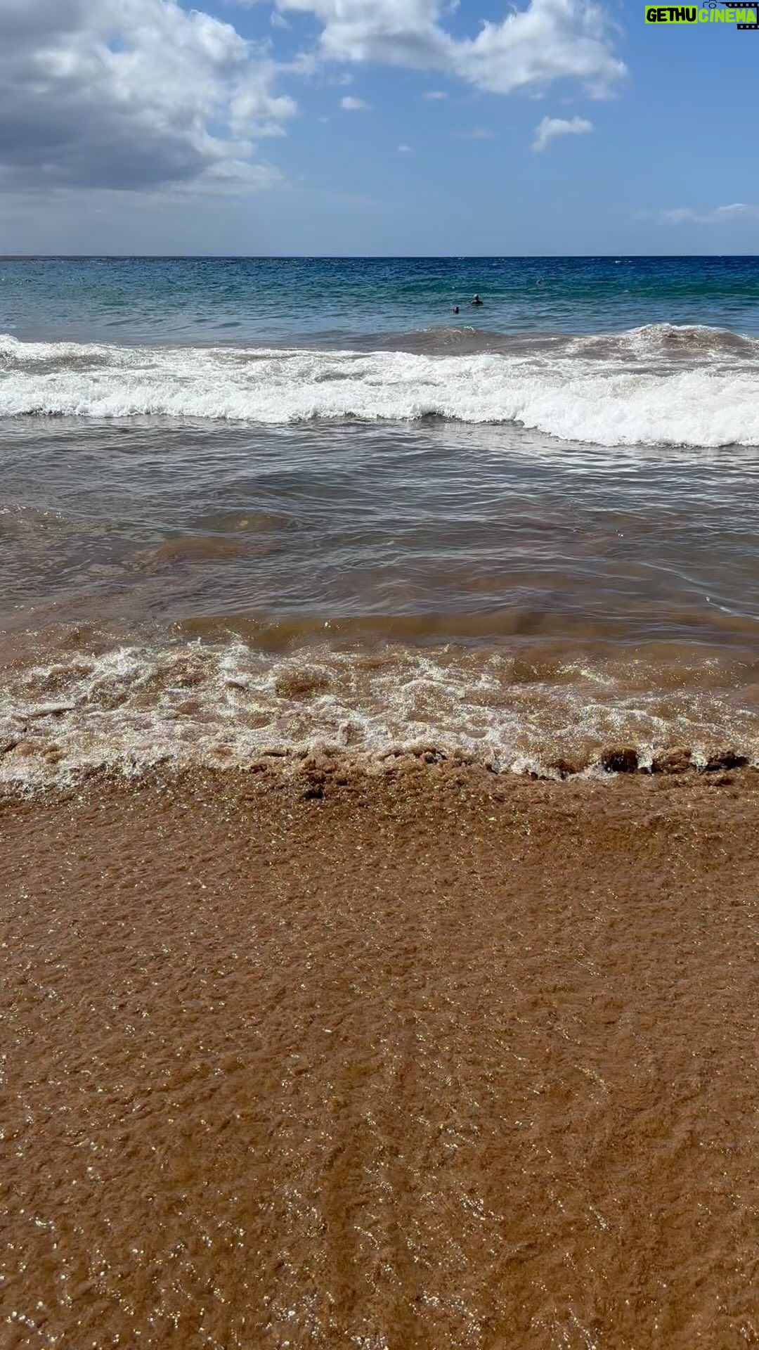 Leslie Jones Instagram - Why am I like this lol!! The beach is ultimate booty water!! I usually don’t go in lol!! But I had to try and that @lennymarcusnyc wife @gina_bo_beanaa reading lol #loving Hawaii!!