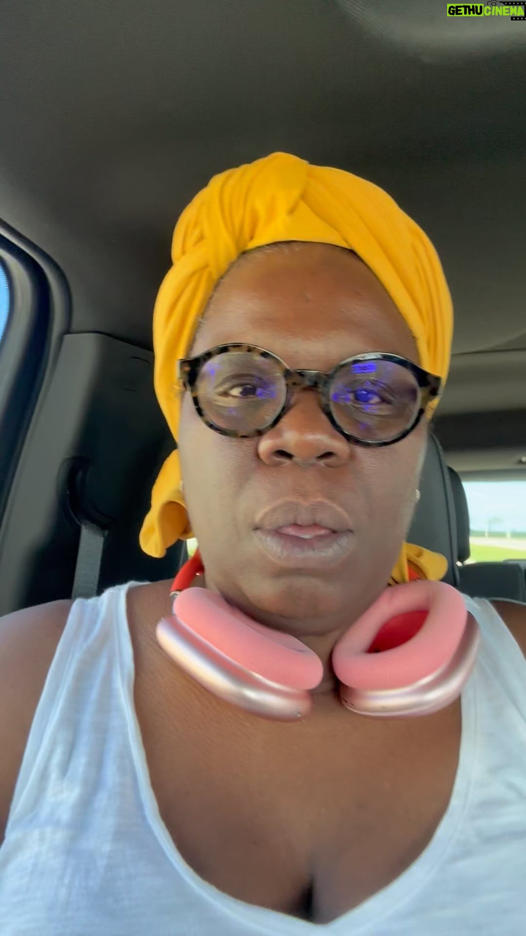 Leslie Jones Instagram - We in you city Maui!!me and @lennymarcusnyc will be at the Maui arts and cultural center!! Doors open at seven