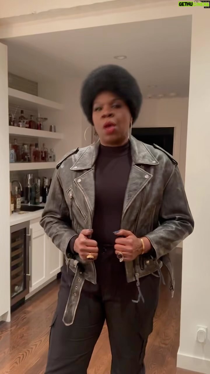 Leslie Jones Instagram - Jivin’ way down to HAWAII!!! Who’s coming to the shows?!!February 22nd at Castle Theater in Maui and February 23rd at Hawaii Theater Center in Honolulu! Get your tickets in the link in my bio! Come laugh with me and @lennymarcusnyc