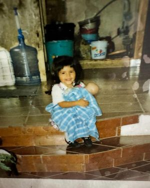 Lesslie Polinesia Instagram - Estar en constante evolución es de mis grandes retos abrazando cada proceso que me va enseñando la vida 🤍 ser mujer, madre, pareja, hija, hermana, amiga, compañera es un reto todos los días de como mujer,  muchas veces llegamos a ser muy exigentes con nosotras mismas por todo lo que la sociedad espera de nosotras es duro pero real. Hoy decido abrazar a esa niña interior por todo lo que ha vivido y ser fiel a mi esencia y así poder transmitirle a mis seres queridos lo valientes que podemos seguir siendo nosotras mismas 💜 me siento muy orgullosa de ser mujer y poder criar a mi hija Alquimia con todo el amor y respeto que ella se merece 🤍