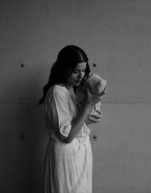 Lesslie Polinesia Instagram - Estar en constante evolución es de mis grandes retos abrazando cada proceso que me va enseñando la vida 🤍 ser mujer, madre, pareja, hija, hermana, amiga, compañera es un reto todos los días de como mujer,  muchas veces llegamos a ser muy exigentes con nosotras mismas por todo lo que la sociedad espera de nosotras es duro pero real. Hoy decido abrazar a esa niña interior por todo lo que ha vivido y ser fiel a mi esencia y así poder transmitirle a mis seres queridos lo valientes que podemos seguir siendo nosotras mismas 💜 me siento muy orgullosa de ser mujer y poder criar a mi hija Alquimia con todo el amor y respeto que ella se merece 🤍
