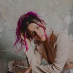 Lesslie Polinesia Instagram - Estar en constante evolución es de mis grandes retos abrazando cada proceso que me va enseñando la vida 🤍 ser mujer, madre, pareja, hija, hermana, amiga, compañera es un reto todos los días de como mujer, muchas veces llegamos a ser muy exigentes con nosotras mismas por todo lo que la sociedad espera de nosotras es duro pero real. Hoy decido abrazar a esa niña interior por todo lo que ha vivido y ser fiel a mi esencia y así poder transmitirle a mis seres queridos lo valientes que podemos seguir siendo nosotras mismas 💜 me siento muy orgullosa de ser mujer y poder criar a mi hija Alquimia con todo el amor y respeto que ella se merece 🤍