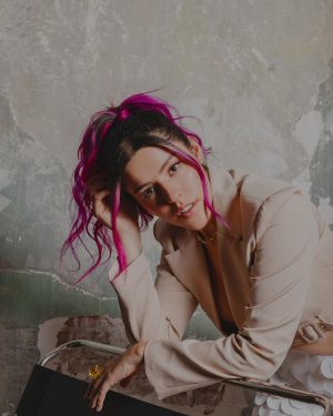 Lesslie Polinesia Instagram - Estar en constante evolución es de mis grandes retos abrazando cada proceso que me va enseñando la vida 🤍 ser mujer, madre, pareja, hija, hermana, amiga, compañera es un reto todos los días de como mujer,  muchas veces llegamos a ser muy exigentes con nosotras mismas por todo lo que la sociedad espera de nosotras es duro pero real. Hoy decido abrazar a esa niña interior por todo lo que ha vivido y ser fiel a mi esencia y así poder transmitirle a mis seres queridos lo valientes que podemos seguir siendo nosotras mismas 💜 me siento muy orgullosa de ser mujer y poder criar a mi hija Alquimia con todo el amor y respeto que ella se merece 🤍