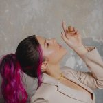 Lesslie Polinesia Instagram - Estar en constante evolución es de mis grandes retos abrazando cada proceso que me va enseñando la vida 🤍 ser mujer, madre, pareja, hija, hermana, amiga, compañera es un reto todos los días de como mujer, muchas veces llegamos a ser muy exigentes con nosotras mismas por todo lo que la sociedad espera de nosotras es duro pero real. Hoy decido abrazar a esa niña interior por todo lo que ha vivido y ser fiel a mi esencia y así poder transmitirle a mis seres queridos lo valientes que podemos seguir siendo nosotras mismas 💜 me siento muy orgullosa de ser mujer y poder criar a mi hija Alquimia con todo el amor y respeto que ella se merece 🤍