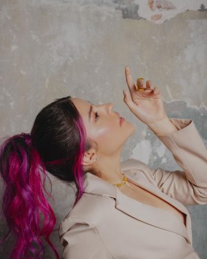 Lesslie Polinesia Instagram - Estar en constante evolución es de mis grandes retos abrazando cada proceso que me va enseñando la vida 🤍 ser mujer, madre, pareja, hija, hermana, amiga, compañera es un reto todos los días de como mujer,  muchas veces llegamos a ser muy exigentes con nosotras mismas por todo lo que la sociedad espera de nosotras es duro pero real. Hoy decido abrazar a esa niña interior por todo lo que ha vivido y ser fiel a mi esencia y así poder transmitirle a mis seres queridos lo valientes que podemos seguir siendo nosotras mismas 💜 me siento muy orgullosa de ser mujer y poder criar a mi hija Alquimia con todo el amor y respeto que ella se merece 🤍