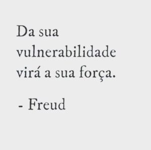 Letícia Spiller Instagram - Nem sempre meus olhos contemplam aquilo que desejam ver, o que lhes apraz o coração.
A contemplação traz a dor nua e crua sem fuga para o êxtase.
Êxito? Será esse o perdão? Ver a si mesmo naquilo que pensamos que não somos? 
O sono vem de sementes mal plantadas, obcessões… abduzidos, iludidos, seguimos…
Mais cedo ou mais tarde, a dor nua  e crua, sem fuga para o êxtase, o grito estridente do falcão, a dor lancinante da não existência, o abismo, a luz absoluta, a treva absoluta ou seja lá o que for, nos fará enxergar sem olhos, sem subterfúgios para a alma, fugas.
Não teremos nunca escolha diante do crucial, da crueza da vida.
Somos o que somos;
Adormecidos ou acordados 
Plenos ou aturdidos 
Dispersos ou abraçados 

Poema de 2003 #maisdemim