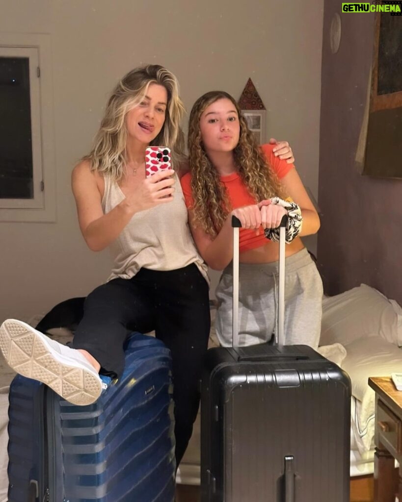 Letícia Spiller Instagram - Start nas férias! Pra onde será que estamos indo!? ✨
