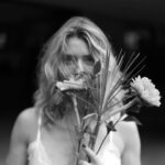 Letícia Spiller Instagram - Poeminha de 2024 : Eu como a flor Em minhas miraçoes somente a sombra da águia gigante, olhos de hélice que desvelam os meus , os pés pisando a terra de folhas , de raizes minhas ancestrais e um rio de água doce neon onde despertei com o chocalho da cobra . Nada além, sem questões existenciais. Sou ar , fogo, água, terra e paixão. 🙏🏽🤍💫🌻⚡️