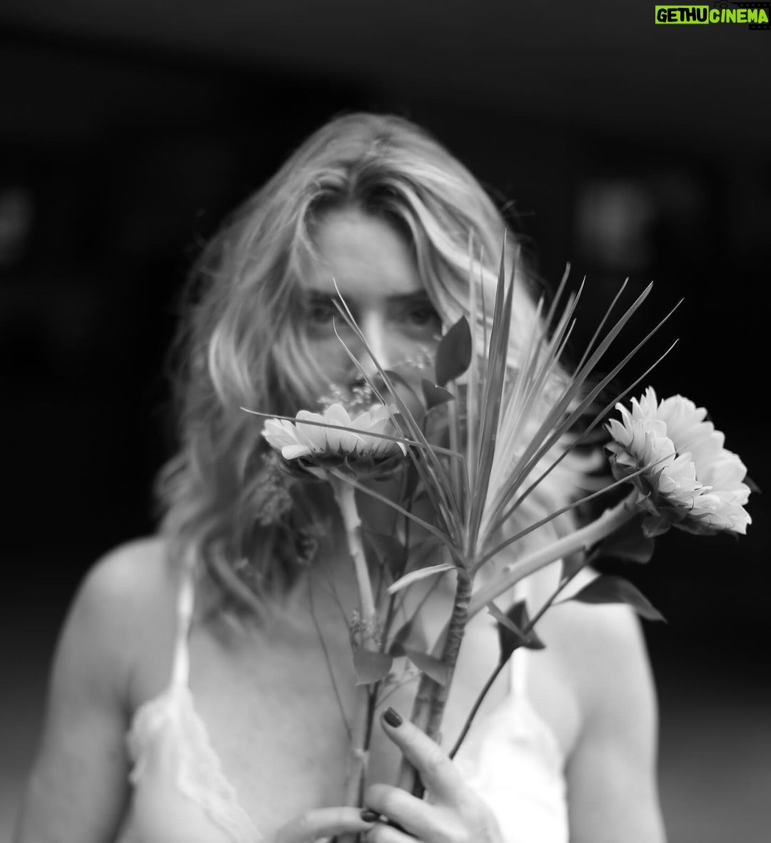Letícia Spiller Instagram - Poeminha de 2024 : Eu como a flor Em minhas miraçoes somente a sombra da águia gigante, olhos de hélice que desvelam os meus , os pés pisando a terra de folhas , de raizes minhas ancestrais e um rio de água doce neon onde despertei com o chocalho da cobra . Nada além, sem questões existenciais. Sou ar , fogo, água, terra e paixão. 🙏🏽🤍💫🌻⚡️
