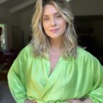 Letícia Spiller Instagram - Cada fase da minha vida foi importante para construir a Leticia de hoje. Me acolher, me dar colo, me recolher em alguns momentos, buscar o silêncio, fez e faz parte desse processo de autoestima e de me amar cada vez mais. Agora me conta aqui, qual seria o seu recado pra você quando tinha 20 anos?