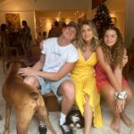 Letícia Spiller Instagram - A cada dia uma nova chance para o amor , a união, a alegria de estar junto com quem se ama , de reunir, de se abraçar, de renovar os sentimentos, de valorizar cada momento, de agradecer a vida! “…cada um de nós deixa uma esteira por onde passa. Que esta esteira seja iluminada e irradie felicidade a todos que nos cercam..” Feliz Natal Feliz renascimento! 🙏🏽🌻❤️💫💫💫💫💫💫💫💫