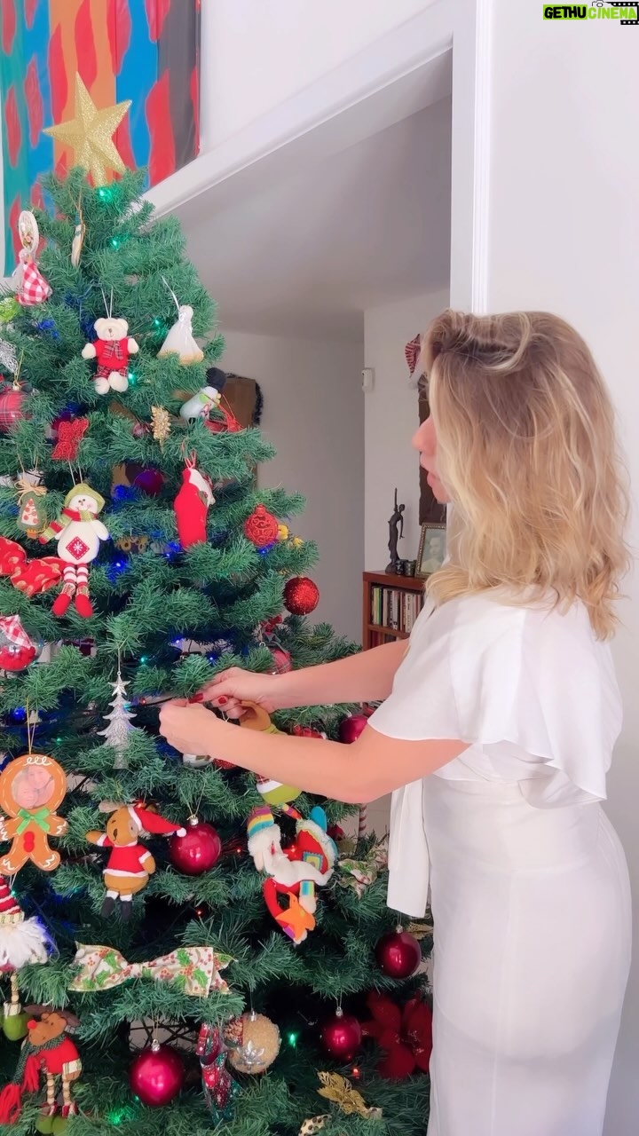Letícia Spiller Instagram - 😂😂😂 brincadeiras e memes à parte! Vai chegando o Natal e passa um filme na cabeça, neh? Como foi o ano, o que conquistamos, quem abraçamos, o que mudou… Tantas coisas aconteceram nesse 2023 por aqui, e por ai? #Natal #Humor