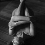 Letícia Spiller Instagram - Carta- “O Enforcado” -Tarot- O homem ou o mundo está de ponta cabeça? “ O que devo fazer se já não me reconheço? Não sou cristão , nem judeu ,nem muçulmano. Não sou do Oriente nem do Ocidente, nem da terra, nem do ar . Do empírico não sou, nem do pó deste tapete. Não sou da tona , nem do fundo, nem do antes, nem do depois. Nem da Índia , nem da China, nem da Bulgária, nem de Saqsin; não sou do reino do Iraque , nem da terra de Khorassan. Nem deste mundo nem do próximo, nem do céu, nem do purgatório. Meu lugar é o não lugar. Meu passo é o não passo. Não sou corpo , não sou alma A alma do Amado possui o que é meu. Deixei de lado a dualidade. Vejo os mundos num só . Procuro o um, vejo o um, invoco o um . Ele é o primeiro e o ultimo. O exterior e o interior. - Nada existe senão Ele. Ébrio da taça do amor , os dois mundos escorrem por minhas mãos. Nada mais me move além do gozo desse vinho. “ ….. (Poema de Jalal ud-Din Rumi séc XIII) 📷 @maripatriotainsta