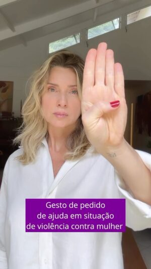 Letícia Spiller Instagram - Hoje, Dia Mundial da Não Violência Contra Mulher eu quero alertar para esse sinal que fiz no vídeo. Se você ver alguma mulher  fazendo esse gesto, ajude-a, e se você estiver precisando de ajuda, faça esse sinal. 
Ainda é difícil termos que falar sobre a violência contra mulher, tudo o que está aí nos mostra o quanto ainda essa luta precisa de voz!
#Ligue180