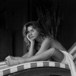 Letícia Spiller Instagram - Sorriso estampado na cara acesa levada sim sou mulher bem crescida com ares de infância com ares de reencontro desapego do desapego tento aprender apreender sem bainha e pesponto sem ponto só sei que em canto me encanto ela imaginava ser uma pessoa anônima, algo de passagem sem deixar história sabida , só estória pra contar, feito esteira que ilumina para o outro passar e seguir contando, iluminando. Uma vida de anonimato… Quem sabe um dia escrevo um romance rs 😜😘 📷 @maripatriotainsta
