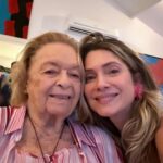 Letícia Spiller Instagram - A cada dia uma nova chance para o amor , a união, a alegria de estar junto com quem se ama , de reunir, de se abraçar, de renovar os sentimentos, de valorizar cada momento, de agradecer a vida! “…cada um de nós deixa uma esteira por onde passa. Que esta esteira seja iluminada e irradie felicidade a todos que nos cercam..” Feliz Natal Feliz renascimento! 🙏🏽🌻❤️💫💫💫💫💫💫💫💫