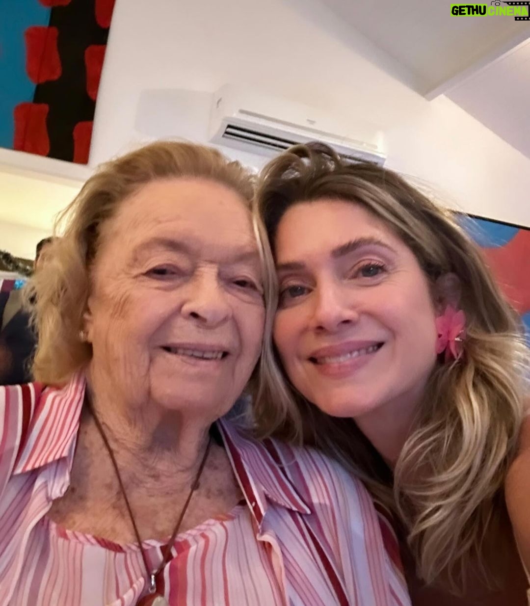 Letícia Spiller - 44.4K Likes - A cada dia uma nova chance para o amor , a união, a alegria de estar junto com quem se ama , de reunir, de se abraçar, de renovar os sentimentos, de valorizar cada momento, de agradecer a vida!
“…cada um de nós deixa uma esteira por onde passa. Que esta esteira seja iluminada e irradie felicidade a todos que nos cercam..”
Feliz Natal Feliz renascimento! 🙏🏽🌻❤️💫💫💫💫💫💫💫💫