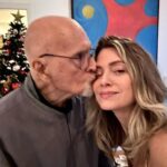 Letícia Spiller Instagram - A cada dia uma nova chance para o amor , a união, a alegria de estar junto com quem se ama , de reunir, de se abraçar, de renovar os sentimentos, de valorizar cada momento, de agradecer a vida! “…cada um de nós deixa uma esteira por onde passa. Que esta esteira seja iluminada e irradie felicidade a todos que nos cercam..” Feliz Natal Feliz renascimento! 🙏🏽🌻❤️💫💫💫💫💫💫💫💫