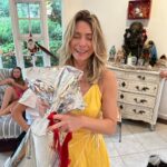 Letícia Spiller Instagram - A cada dia uma nova chance para o amor , a união, a alegria de estar junto com quem se ama , de reunir, de se abraçar, de renovar os sentimentos, de valorizar cada momento, de agradecer a vida! “…cada um de nós deixa uma esteira por onde passa. Que esta esteira seja iluminada e irradie felicidade a todos que nos cercam..” Feliz Natal Feliz renascimento! 🙏🏽🌻❤️💫💫💫💫💫💫💫💫
