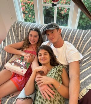 Letícia Spiller Instagram - A cada dia uma nova chance para o amor , a união, a alegria de estar junto com quem se ama , de reunir, de se abraçar, de renovar os sentimentos, de valorizar cada momento, de agradecer a vida! 

“…cada um de nós deixa uma esteira por onde passa. Que esta esteira seja iluminada e irradie felicidade a todos que nos cercam..” 

Feliz Natal Feliz renascimento! 🙏🏽🌻❤️💫💫💫💫💫💫💫💫