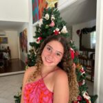 Letícia Spiller Instagram - A cada dia uma nova chance para o amor , a união, a alegria de estar junto com quem se ama , de reunir, de se abraçar, de renovar os sentimentos, de valorizar cada momento, de agradecer a vida! “…cada um de nós deixa uma esteira por onde passa. Que esta esteira seja iluminada e irradie felicidade a todos que nos cercam..” Feliz Natal Feliz renascimento! 🙏🏽🌻❤️💫💫💫💫💫💫💫💫