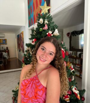 Letícia Spiller Instagram - A cada dia uma nova chance para o amor , a união, a alegria de estar junto com quem se ama , de reunir, de se abraçar, de renovar os sentimentos, de valorizar cada momento, de agradecer a vida! 

“…cada um de nós deixa uma esteira por onde passa. Que esta esteira seja iluminada e irradie felicidade a todos que nos cercam..” 

Feliz Natal Feliz renascimento! 🙏🏽🌻❤️💫💫💫💫💫💫💫💫