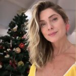 Letícia Spiller Instagram - A cada dia uma nova chance para o amor , a união, a alegria de estar junto com quem se ama , de reunir, de se abraçar, de renovar os sentimentos, de valorizar cada momento, de agradecer a vida! “…cada um de nós deixa uma esteira por onde passa. Que esta esteira seja iluminada e irradie felicidade a todos que nos cercam..” Feliz Natal Feliz renascimento! 🙏🏽🌻❤️💫💫💫💫💫💫💫💫