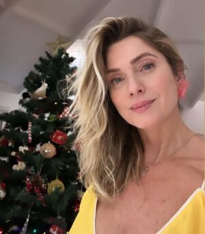 Letícia Spiller Instagram - A cada dia uma nova chance para o amor , a união, a alegria de estar junto com quem se ama , de reunir, de se abraçar, de renovar os sentimentos, de valorizar cada momento, de agradecer a vida! 

“…cada um de nós deixa uma esteira por onde passa. Que esta esteira seja iluminada e irradie felicidade a todos que nos cercam..” 

Feliz Natal Feliz renascimento! 🙏🏽🌻❤️💫💫💫💫💫💫💫💫