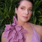 Letícia Spiller Instagram - Pronta para comemorar os 60 anos do Caderno Ela! @elaoglobo E junto, celebrar a moda consciente, circular e nacional! Vestido: @viert_atelier Bolsa: @bobags Sandálias: @manolita_______ Joias: @swarovski Stylist: @garandrastyle Beleza: @walterlobato_