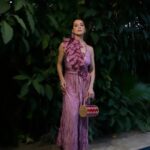 Letícia Spiller Instagram - Pronta para comemorar os 60 anos do Caderno Ela! @elaoglobo E junto, celebrar a moda consciente, circular e nacional! Vestido: @viert_atelier Bolsa: @bobags Sandálias: @manolita_______ Joias: @swarovski Stylist: @garandrastyle Beleza: @walterlobato_